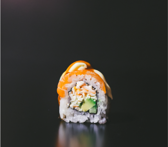 roll de salmón y aguacate